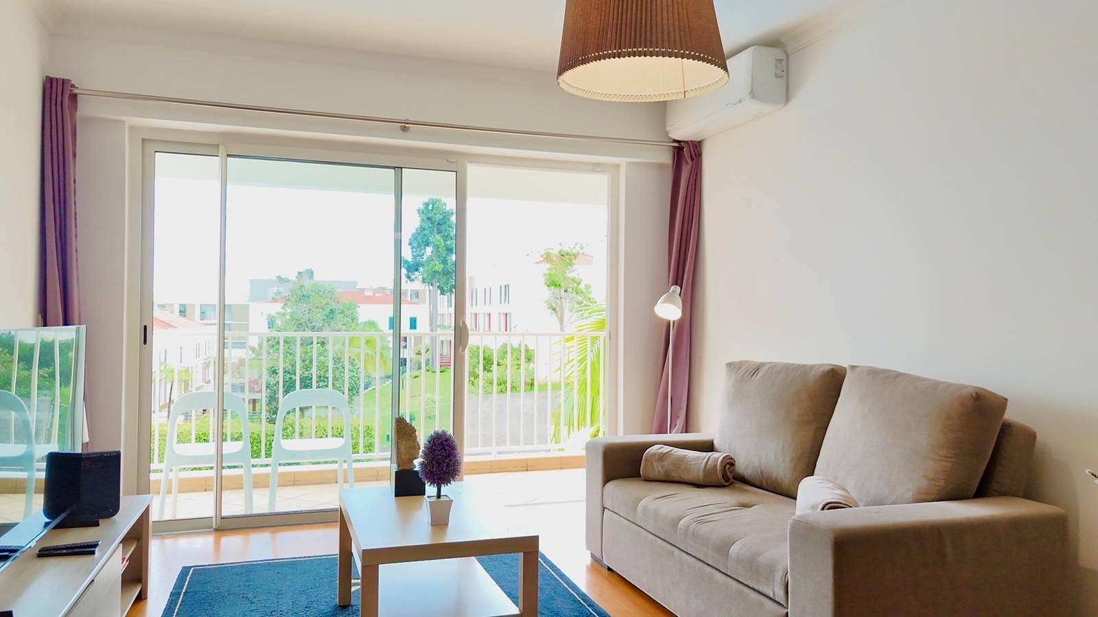 Entire apartment, Flh Funchal Modern Apartment with Pool in Santo António (Madeira), Madeira