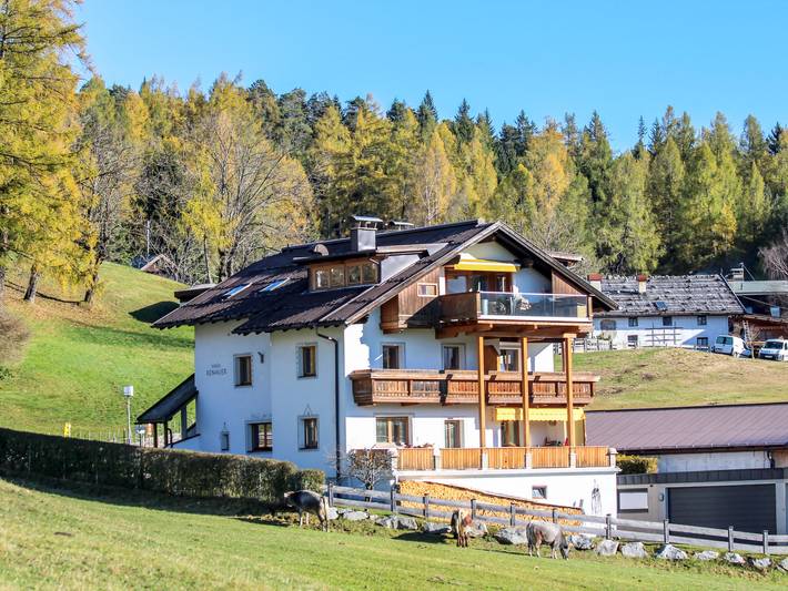 Ferienwohnung für 3 Personen, mit Balkon und Terrasse sowie Garten und Ausblick in Telfs