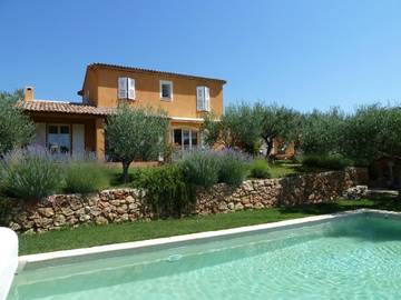 Chambre d’hôte pour 2 personnes, avec piscine ainsi que jardin et vue à Cotignac