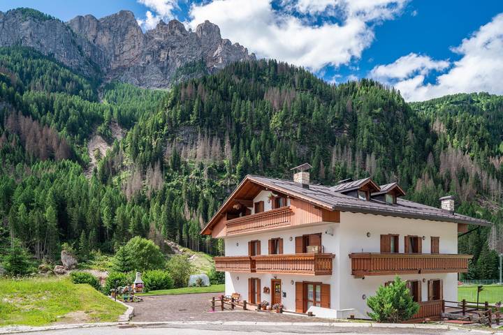 Entire studio, Studio Apartment 'Appartamento Monolocale 4' with Mountain View, Shared Garden and Wi-Fi in Rocca Pietore, Dolomiti Superski