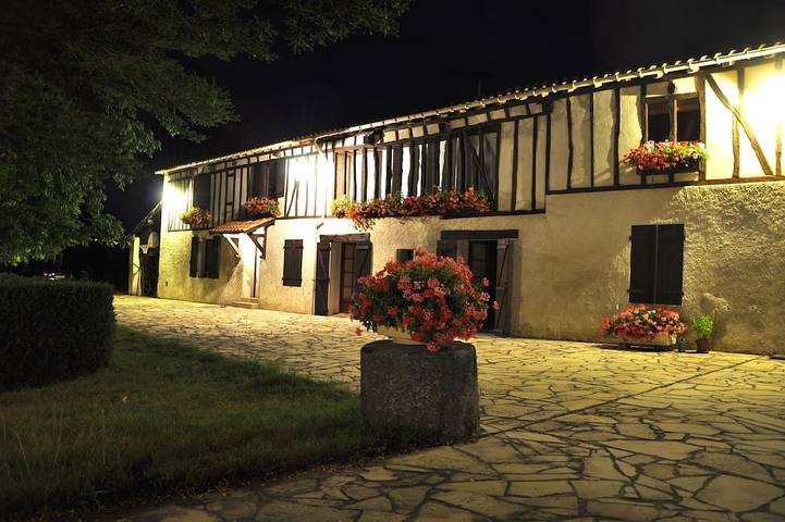 Gîte pour 6 personnes, avec jardin à Teyssode