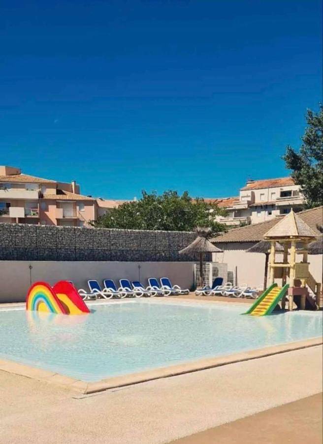 Camping pour 8 personnes, avec piscine et jardin ainsi que vue et bassin pour enfant au Le Grau-du-Roi - 3
