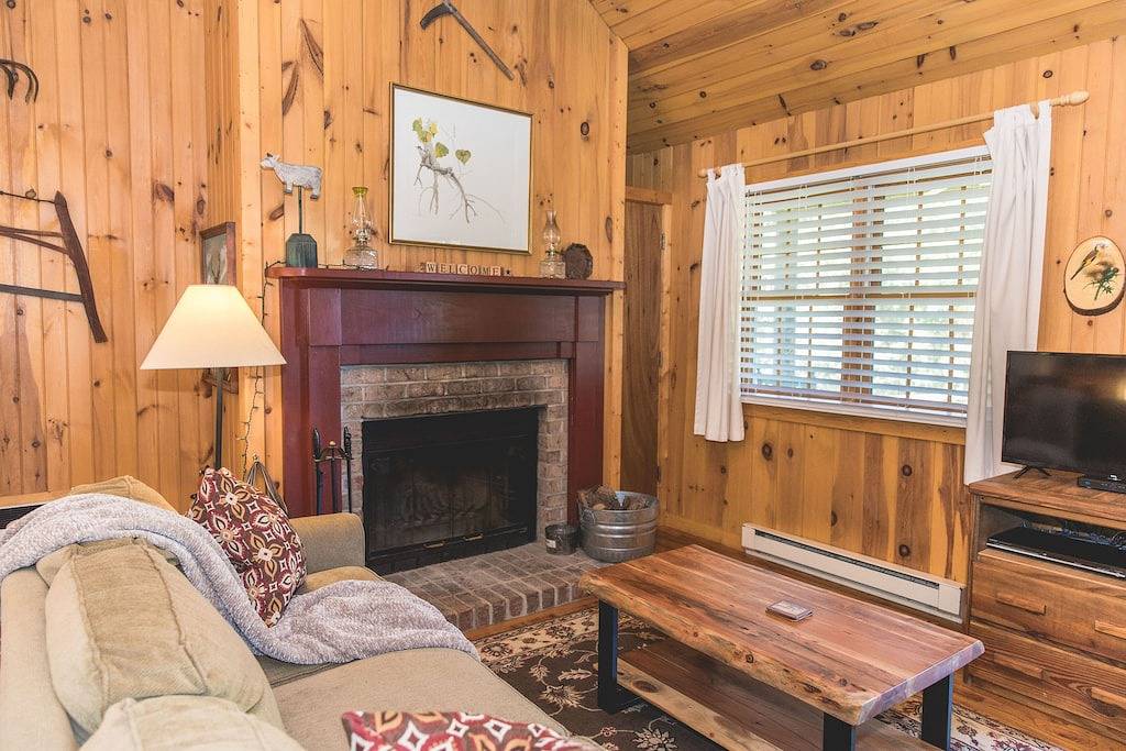 Deerfield Honeymoon Cottage am Autumn Ridge in Natural Bridge