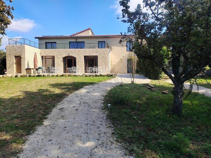 Gîte pour 15 personnes, avec Terrasse ainsi que Jardin et Piscine dans la Drôme