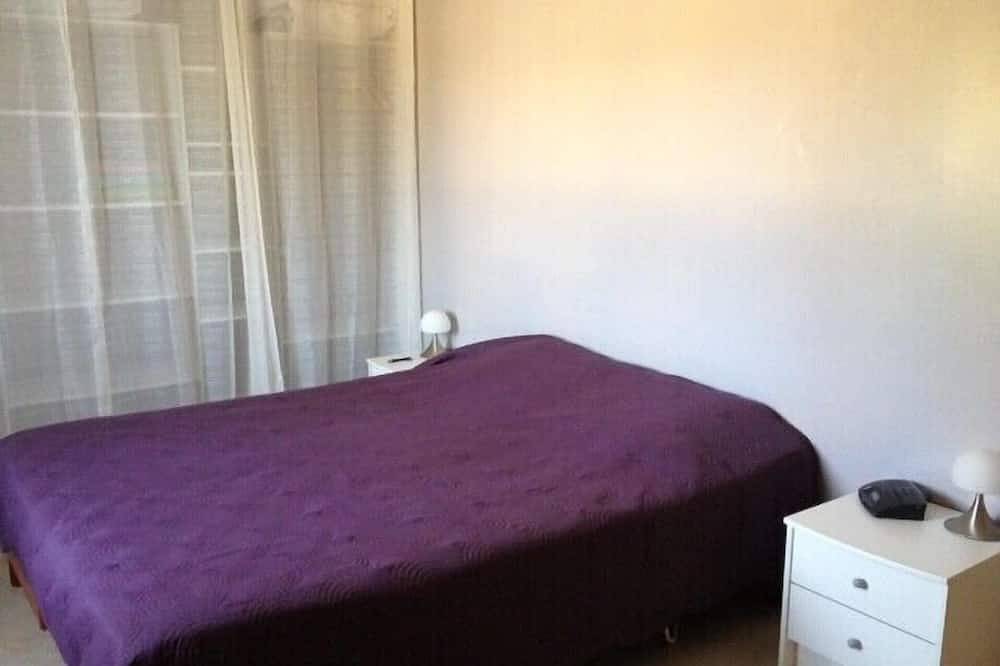 Ideal for large families: Villa 180 m² in residential area with swimming pool in Graveson, Arles region
