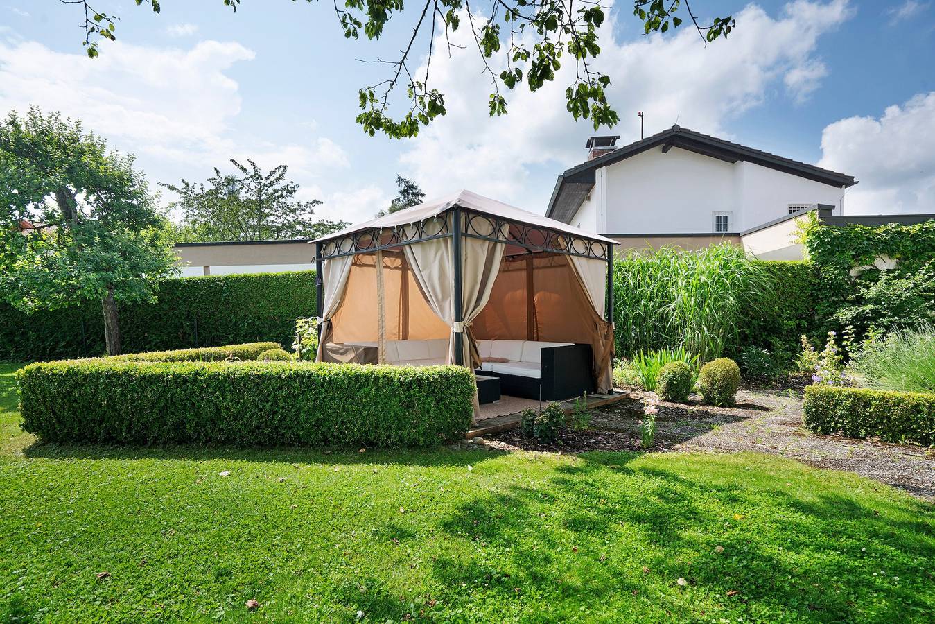 Entire studio, Luxury Apartment Munich South in Oberhaching, Upper Bavaria