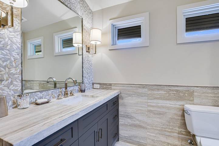 Vacation rental for 14 people, with hot tub and yard in Lake Austin