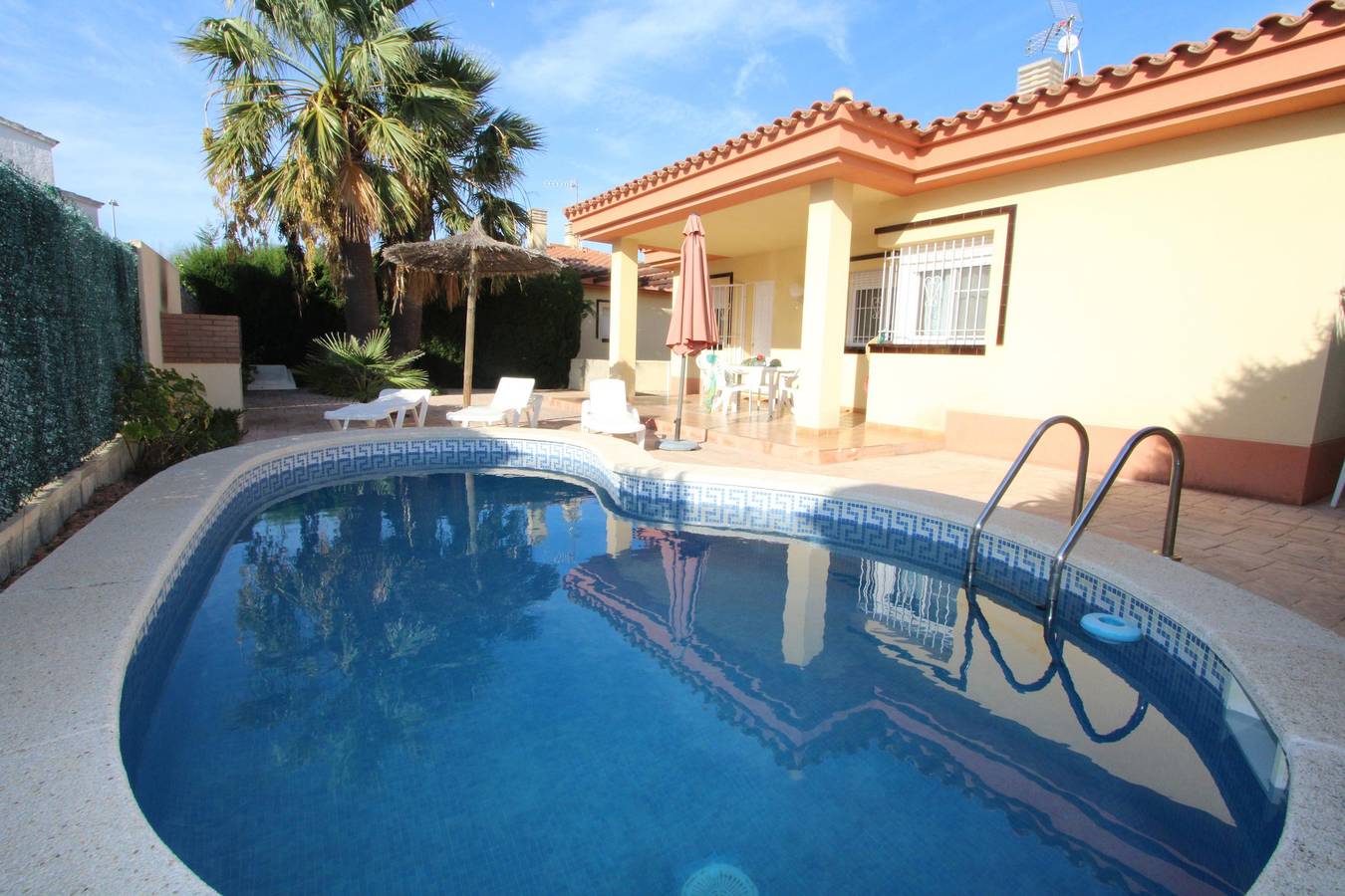 Casa Sandra,Ideal fuer Ihren Urlaub am Meer, Witi gratis, Klimaanlage option, Privatpool, Hunde erlaubt, Hundestrand in Riumar, Delta de l'Ebre