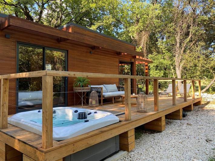 Lodge für 4 Personen, mit Whirlpool und Terrasse sowie Garten und Pool in Gard