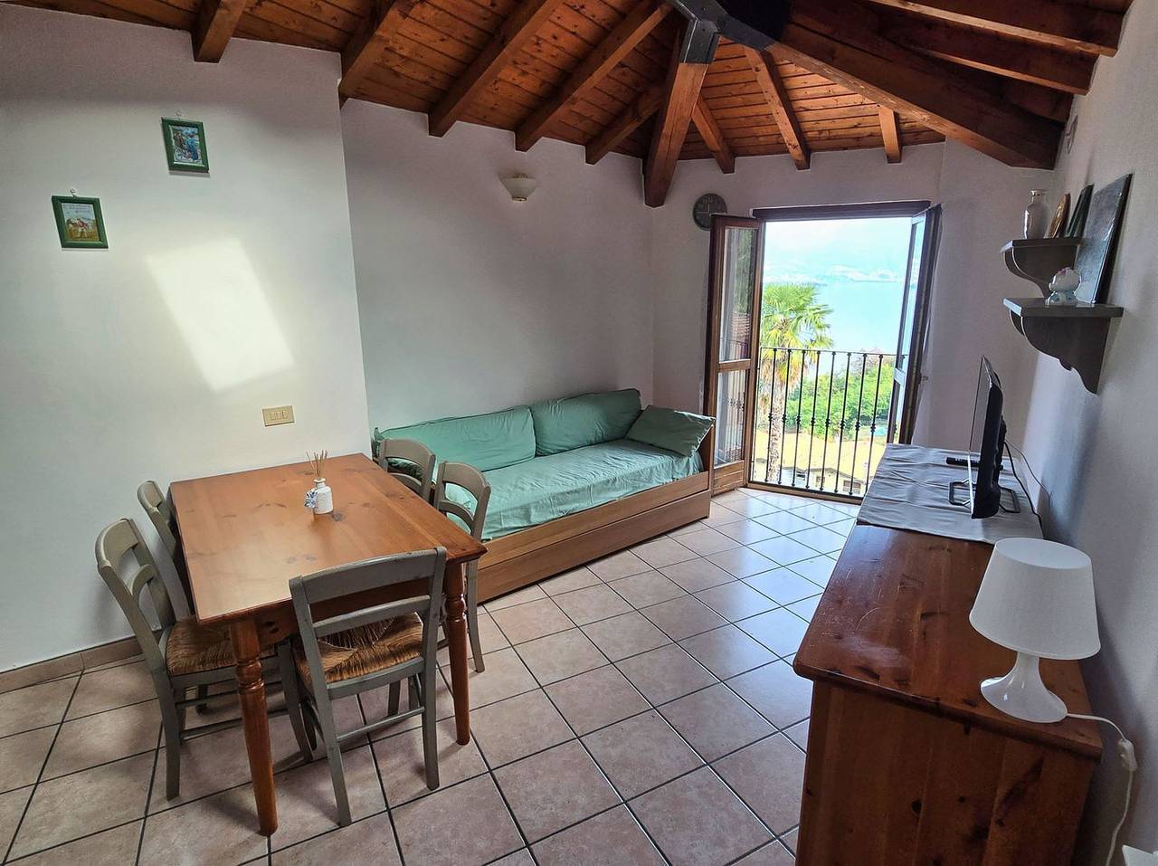 Appartamento intero, Appartamento vacanze per 3 persone con balcone in Maccagno, Maccagno con Pino e Veddasca