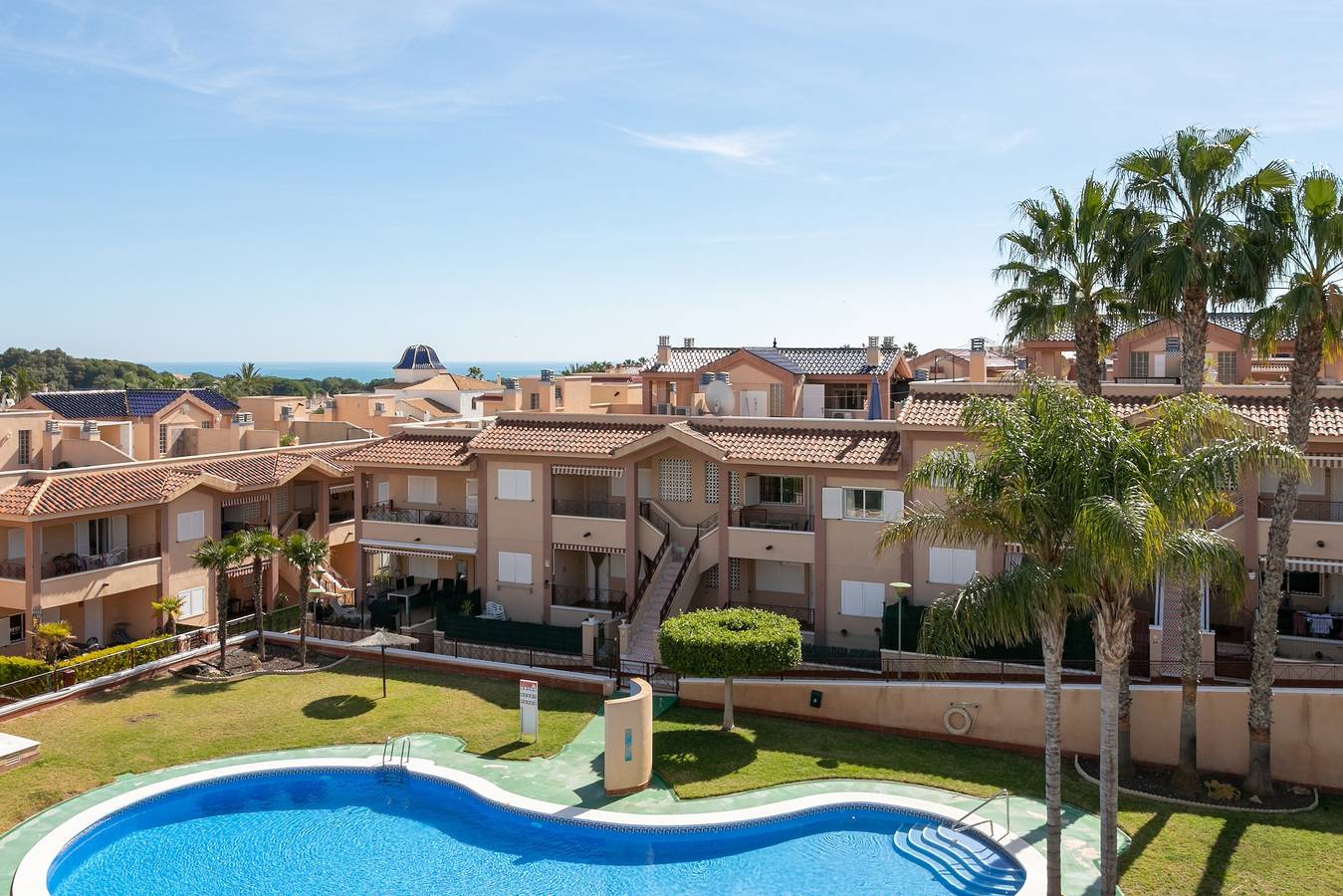 Entire apartment, Holiday Apartment with Sea View, Shared Pool & Jacuzzi, Terraces, Garden & Wi-Fi in Santa Pola, Costa Blanca
