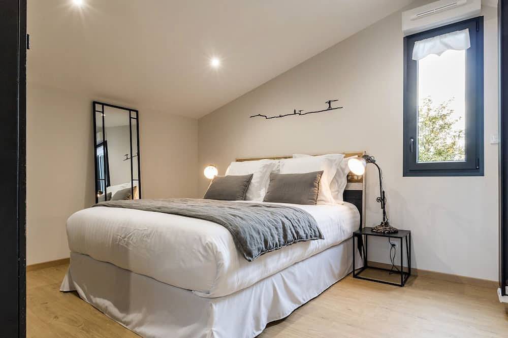 Gîte charmant avec piscine chauffée, terrasse privative et équipements bébé, près de Nantes in Château-Thébaud, Nantes region