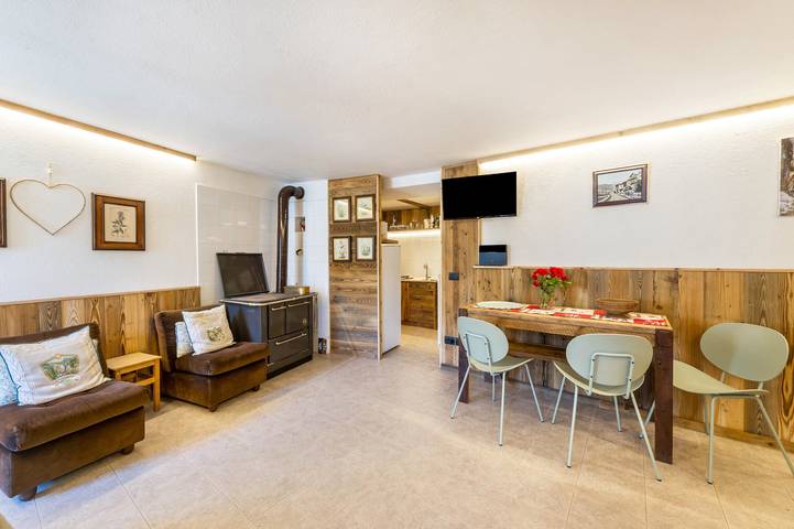 Entire apartment, Apartment 'Il Nido Di Letizia' with Mountain View, Private Garden and Balcony in Conoz, Comune di Châtillon