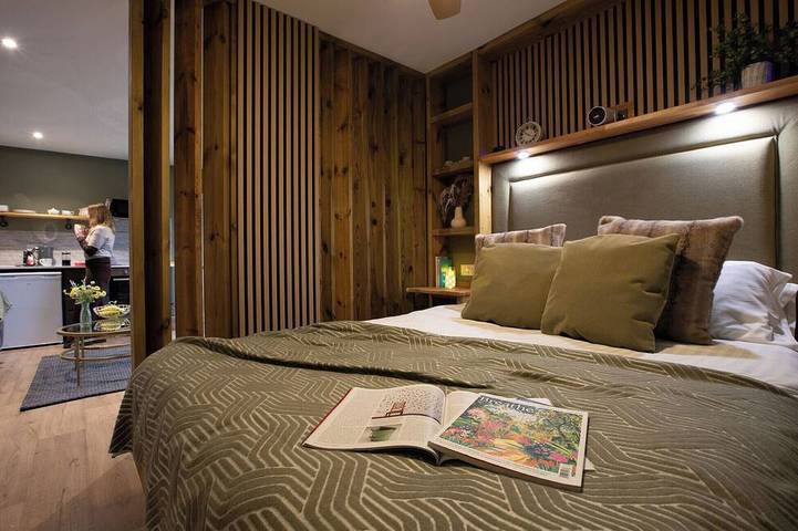 Romantic Lodge for Two in Essex Countryside: Private Hot Tub & Woodland Retreat in Toppesfield, Essex