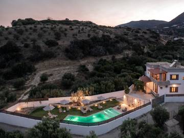 Location de vacances pour 9 personnes, avec piscine ainsi que jardin et terrasse dans Keratokambos