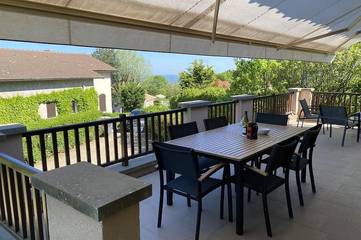 Gîte pour 6 personnes, avec jardin à Cenves