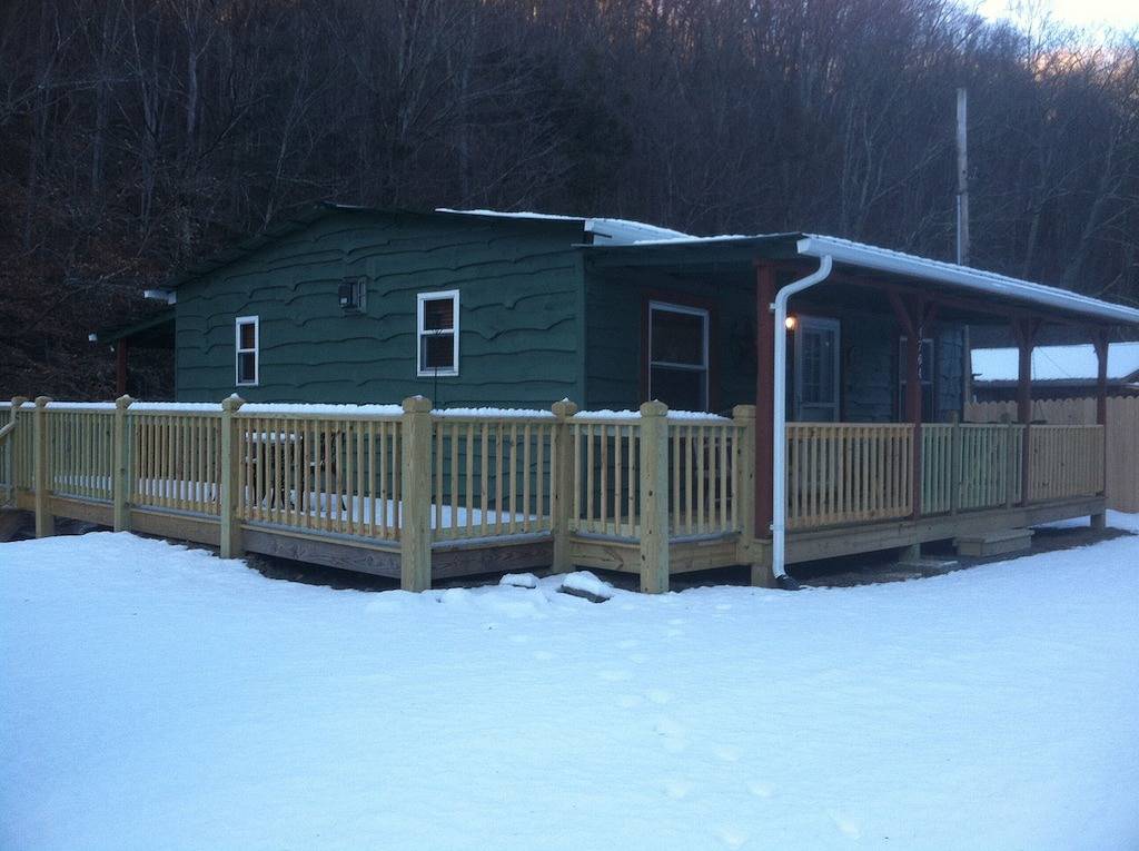 Ruhige kleine Hütte am Ufer eines ruhigen Forellenbach entfernt in Ashe County