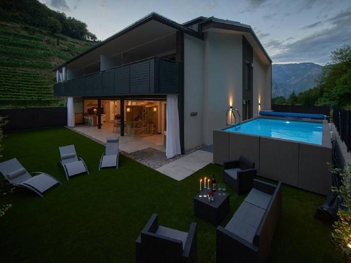 Ferienwohnung für 6 Personen, mit Whirlpool und Terrasse sowie Garten und Pool in Nals
