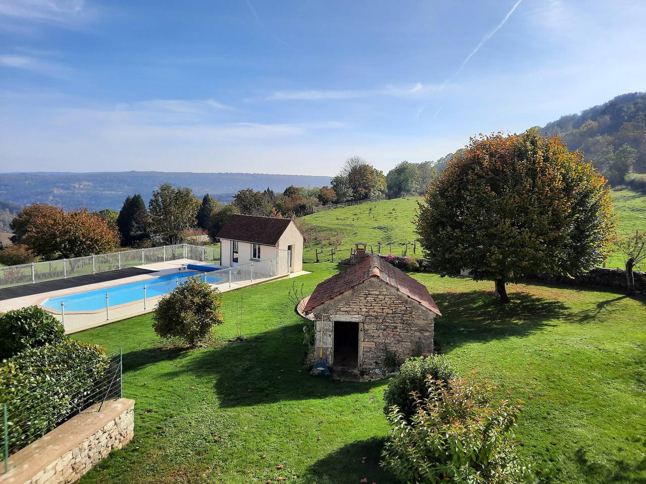Modern rooms with pool, garden, and dining in Burgundy in Beaune region