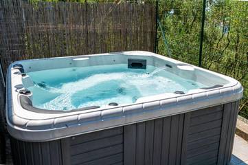 Gîte pour 4 personnes, avec jardin et terrasse ainsi que vue et piscine, animaux acceptés à Leivi