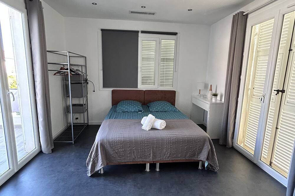 Appartement entier, Superbe haut de villa avec jardin privatif et parking . in Saint-Laurent-du-Var, Côte méditerranéenne (France)
