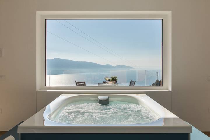 Vakantiewoning voor 3 personen, with Whirlpool and Terras as well as Uitzicht op het meer in Tignale