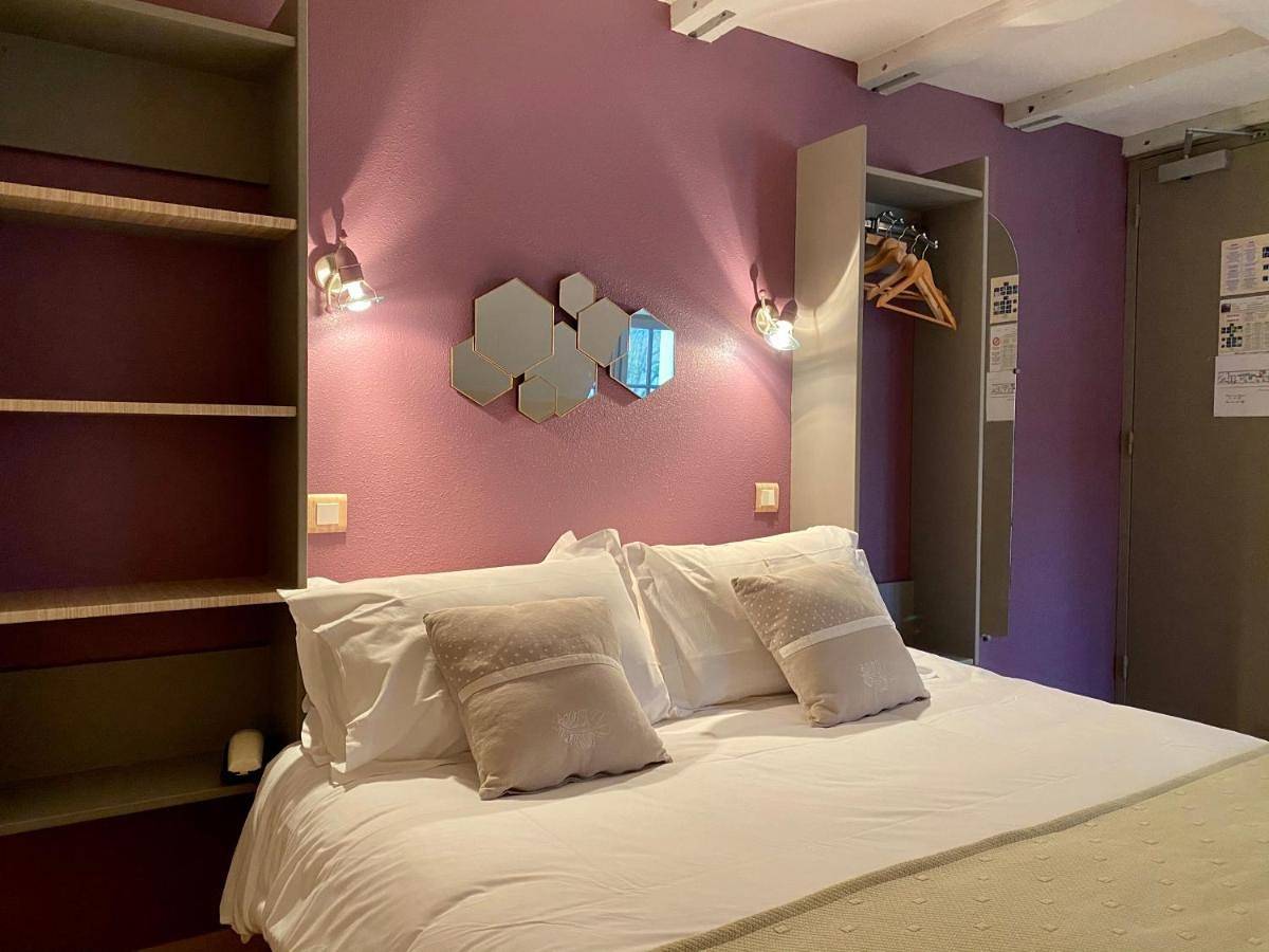 Double or Twin Room in Figeac, Lot