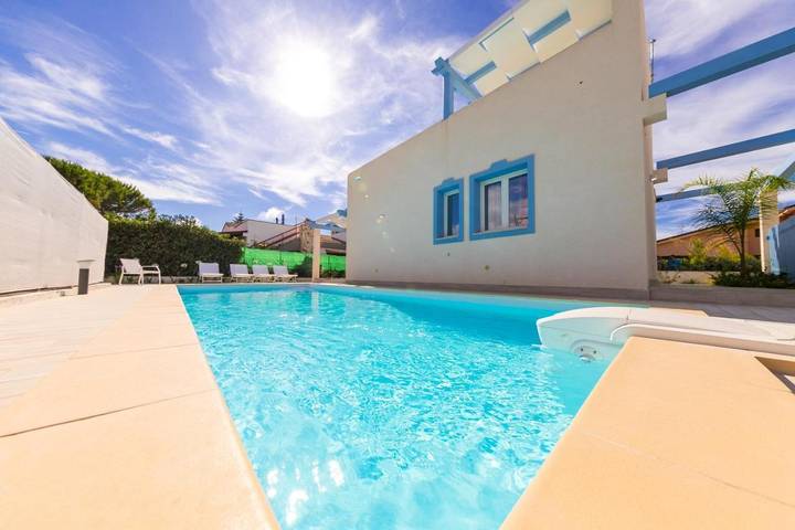 Villa con piscina per 6 persone, con Balcone e Terrazza nonché Idromassaggio e Giardino a Campofelice di Roccella