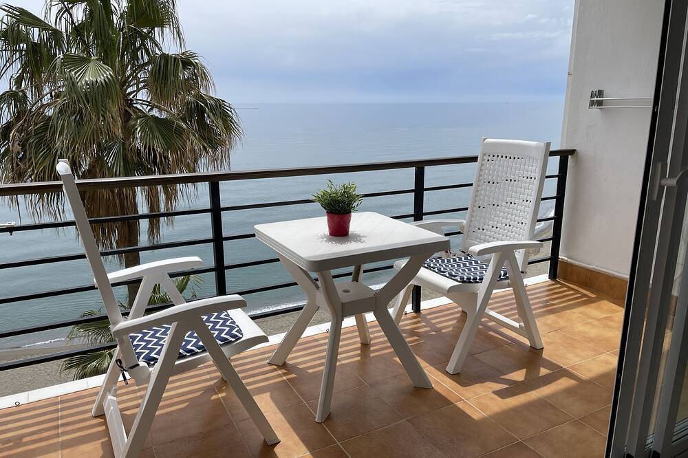 Entire apartment, Carihuela Beach, Castillo De Santa Clara, wifi, swimming pool in Playa El Bajondillo, Torremolinos