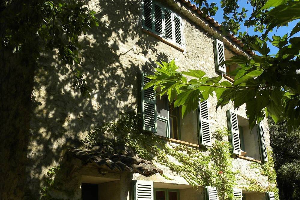 18th-century Provencal country house on the banks of the Argens river, set in 2 ha of land in Le Thoronet, Draguignan Region