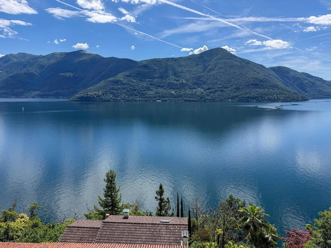 Ganze Wohnung, Reiheneinfamilienhaus in Residenz mit Schwimmbad an erhöhter Hanglage in Brissago, Tessiner Alpen