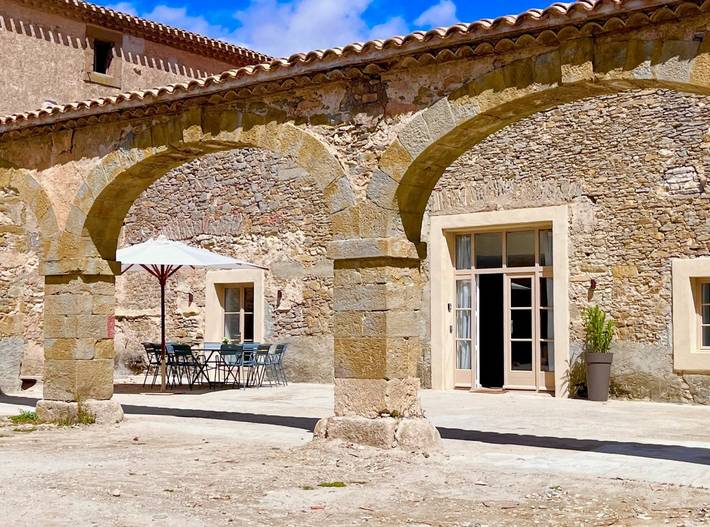 Gîte pour 12 personnes, avec jardin ainsi que terrasse et piscine