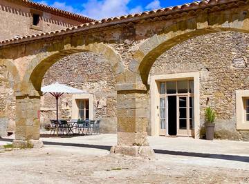 Gîte pour 12 personnes, avec jardin ainsi que terrasse et piscine à Aragon