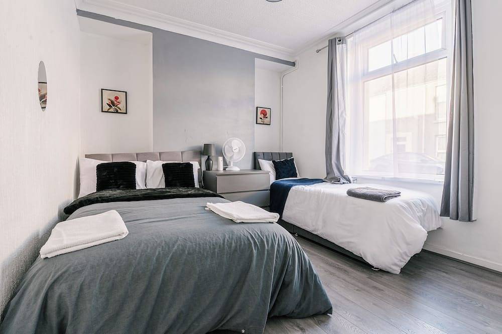 Modernised House Near City Centre & Beach w/Wifi, Parking, Snooker Table & More! in Swansea, Swansea e dintorni