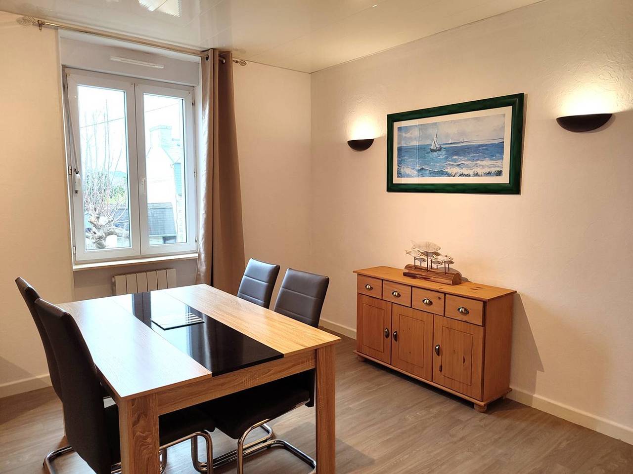 Entire apartment, Central Apartment in Trebeurden, 500m from Beach, Near Shops, Parking, Modern Amenities in Trébeurden, Pink Granite Coast