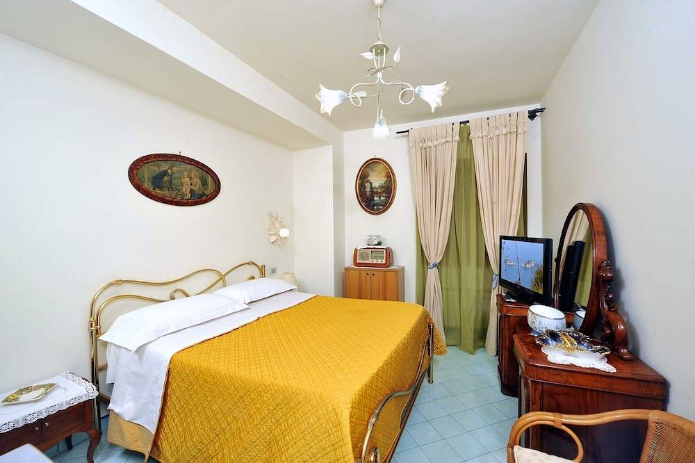 Ganze Wohnung, Apartment Ground, Küste von Sorrento, mit kostenlosem Pool, Parkplatz, Garten, Wifi in Torca, Neapel Provinz