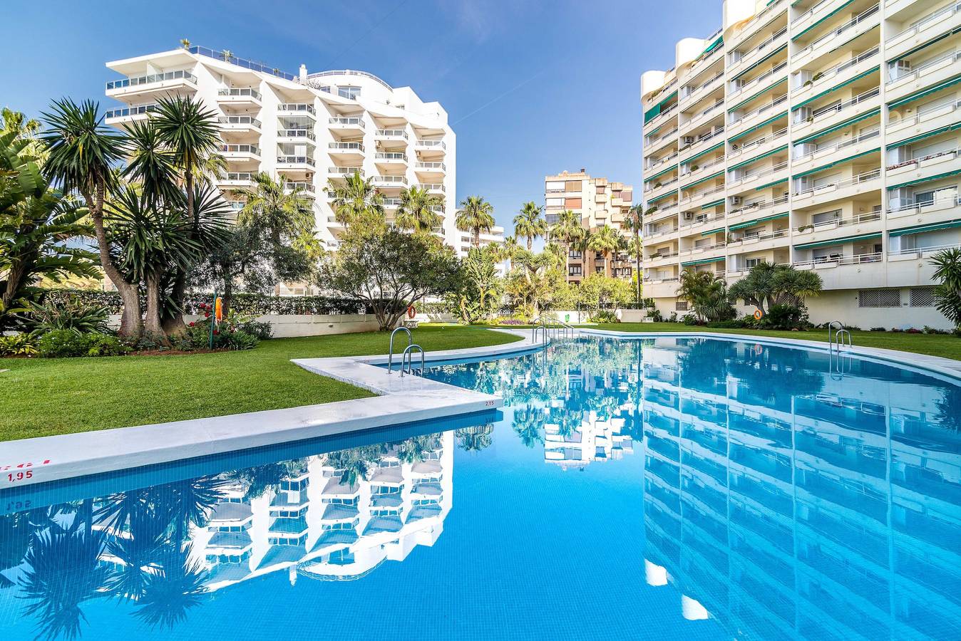 Appartement entier, Appartement "Edificio Caesar Imperator" avec vue mer, piscine, Wi-Fi et jardin. in Playa de la Fontanilla, Marbella