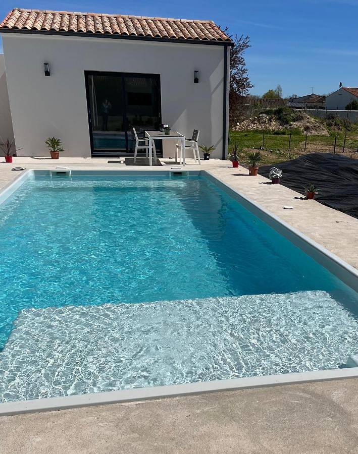 Appartement de vacances pour 2 personnes, avec Jacuzzi et Terrasse ainsi que Jardin et Piscine à Gémozac
