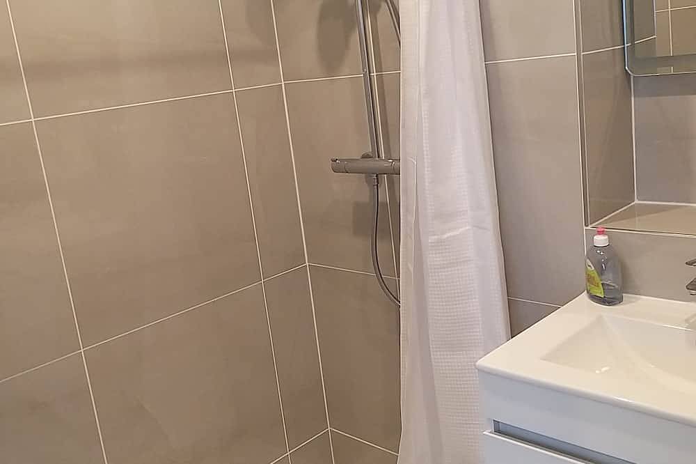 Apartamento entero, Seemingly private, modern and bright, elegant and central (lakes, hiking ...) in Oyonnax, Nantua