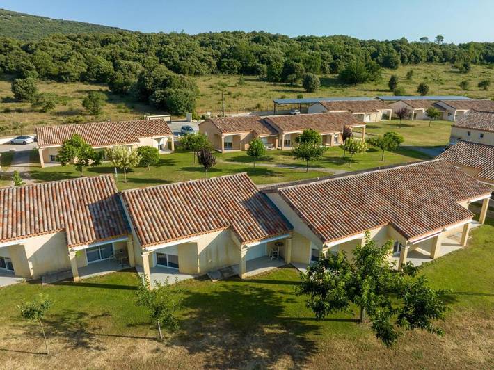 Parc de vacances pour 6 personnes, avec piscine ainsi que vue et jardin, animaux acceptés à Brissac