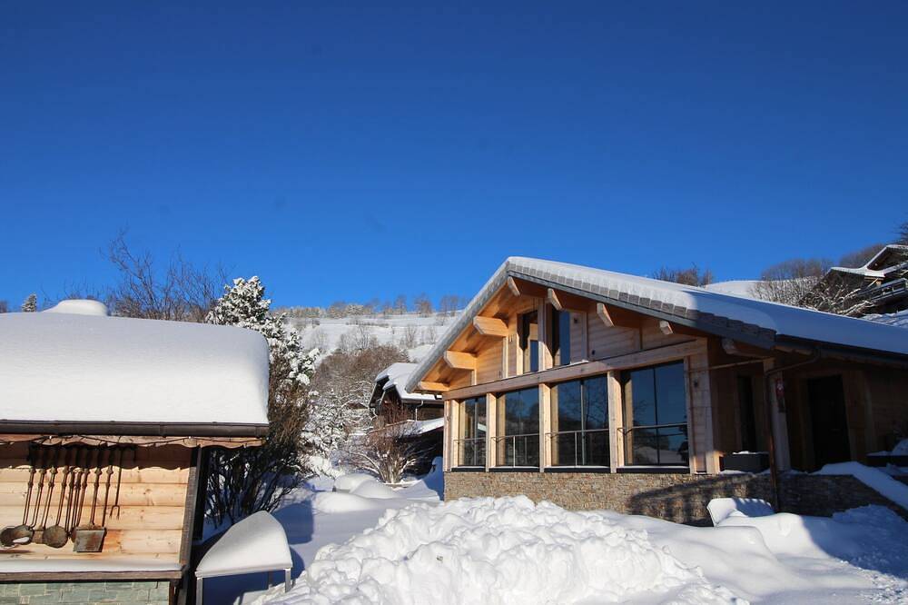 Mountain chalet 1100m alt, heated indoor pool 29.5°C all year round in Bernex, Thonon-les-Bains region