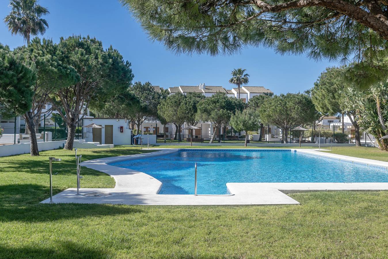 Entire apartment, Apartment 'Maracaibo' with Shared Pool, Wi-Fi and Air Conditioning in Playa La Barrosa, Chiclana de la Frontera