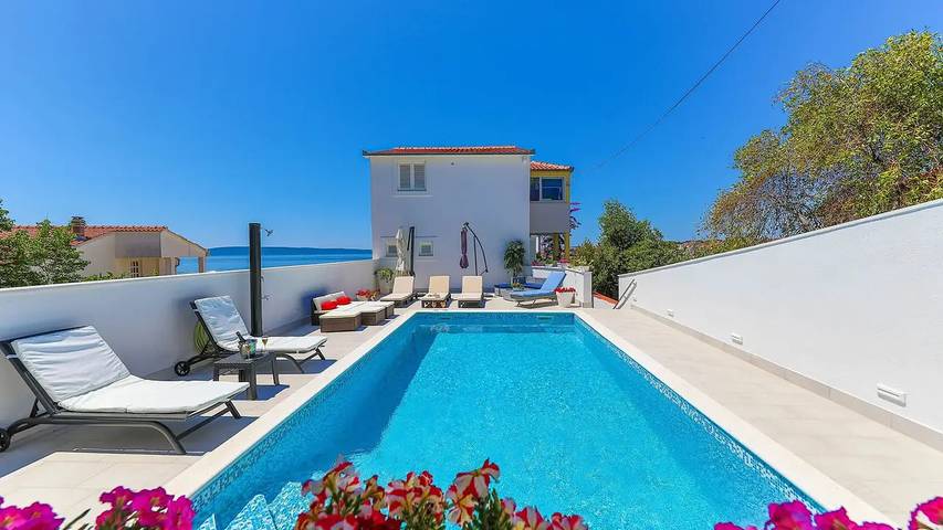 Villa pour 12 personnes, avec balcon ainsi que piscine et sauna à Okrug Gornji - 2