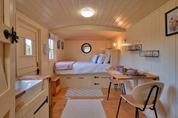 Glamping for 2 People in Northamptonshire, Midlands, Photo 4