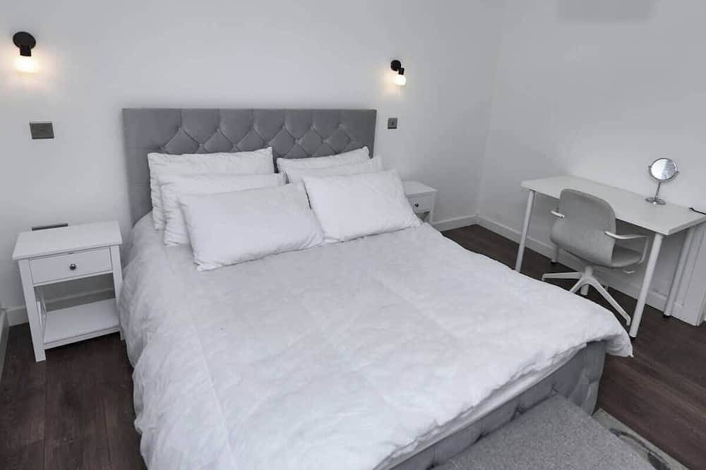 Entire apartment, Apartment in Buckinghamshire with Secured Parking in Aylesbury, Buckinghamshire