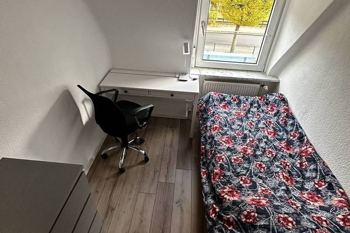 Kleine gemütliche Doppelhaushälfte auf großem Grundstück in Heide, Heide und Umgebung