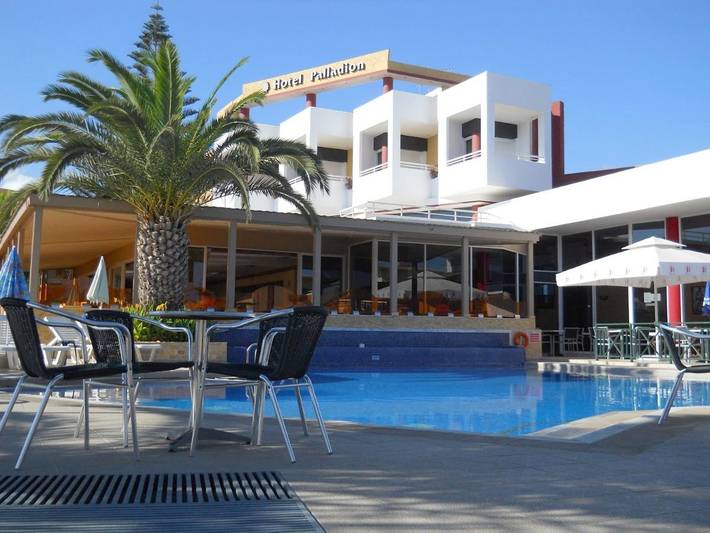Hôtel, avec Balcon et Terrasse ainsi que Jardin et Piscine