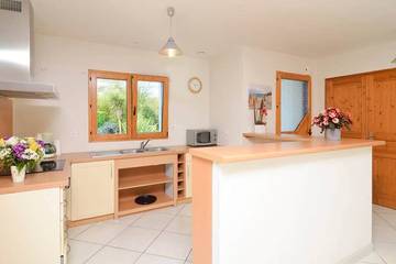Gîte pour 4 personnes, avec terrasse ainsi que jardin et jacuzzi à Merlevenez