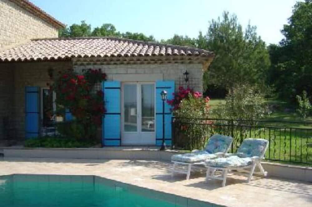 Apartment with large terrace and pool access in Lauris, Parc naturel régional du Luberon