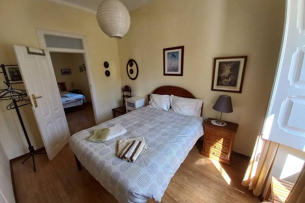Villasferrel - Flowerpot Chalet - with large courtyard and living area in Ferrel, Leiria District